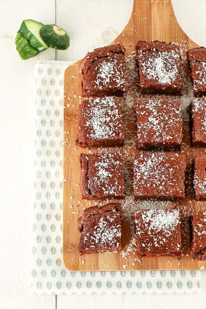 Brownie cake met courgette, Dit recept voor courgette brownies is ideaal voor iedereen die houdt van zoet, maar toch wat gezonder wil snoepen. De combinatie van rijke chocolade en courgette zorgt voor een heerlijke textuur en smaak.