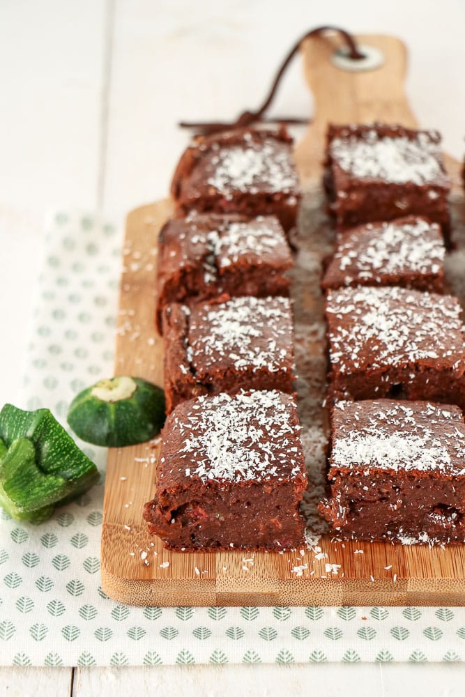 Brownie cake met courgette, Dit recept voor courgette brownies is ideaal voor iedereen die houdt van zoet, maar toch wat gezonder wil snoepen. De combinatie van rijke chocolade en courgette zorgt voor een heerlijke textuur en smaak.