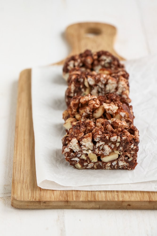 Gezonde chocolade rijstwafel repen gemaakt van rijstwafels, noten, honing en cacaopoeder, perfect voor verantwoord snoepen.