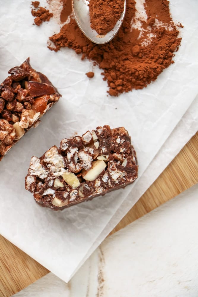 Gezonde chocolade rijstwafel repen gemaakt van rijstwafels, noten, honing en cacaopoeder, perfect voor verantwoord snoepen.