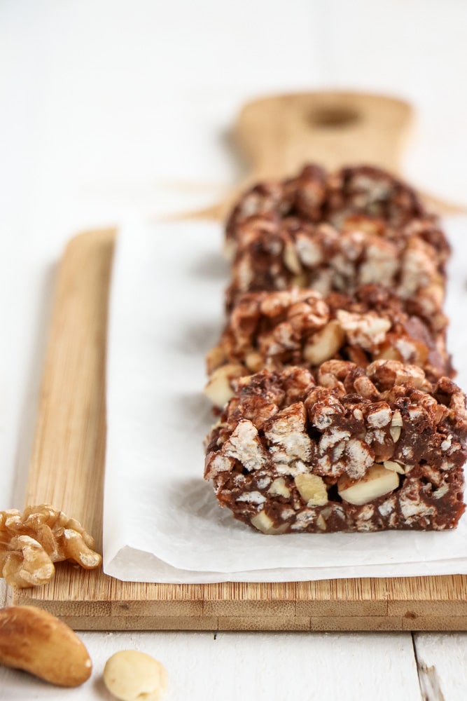 Gezonde chocolade rijstwafel repen gemaakt van rijstwafels, noten, honing en cacaopoeder, perfect voor verantwoord snoepen.