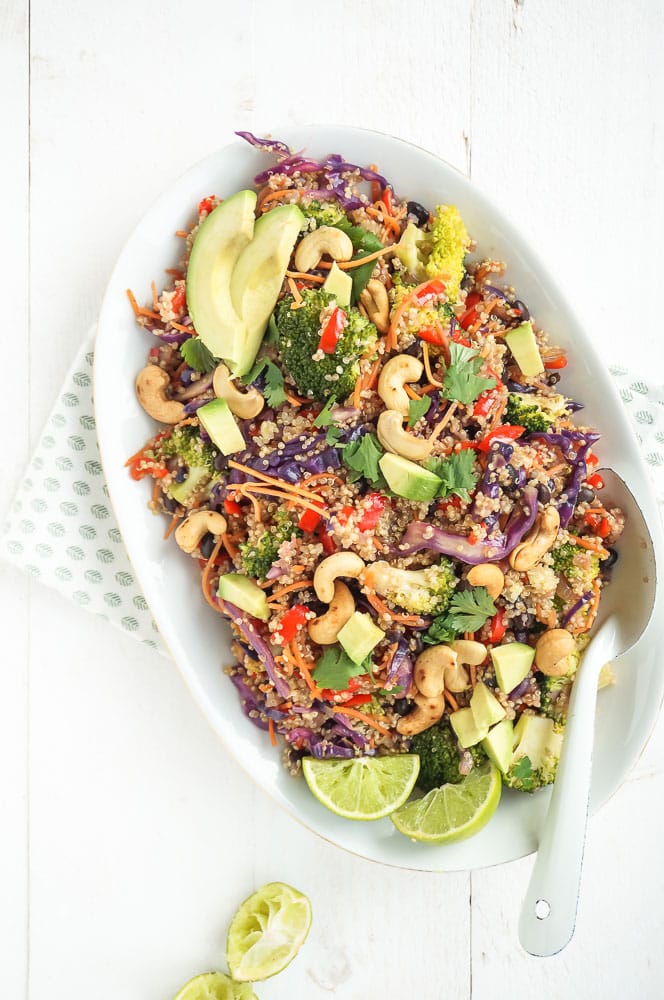 Kleurrijke Thaise quinoa salade, boordevol verse groenten zoals broccoli, paprika, wortel, en limoensap, geserveerd  met een frisse oosterse dressing.