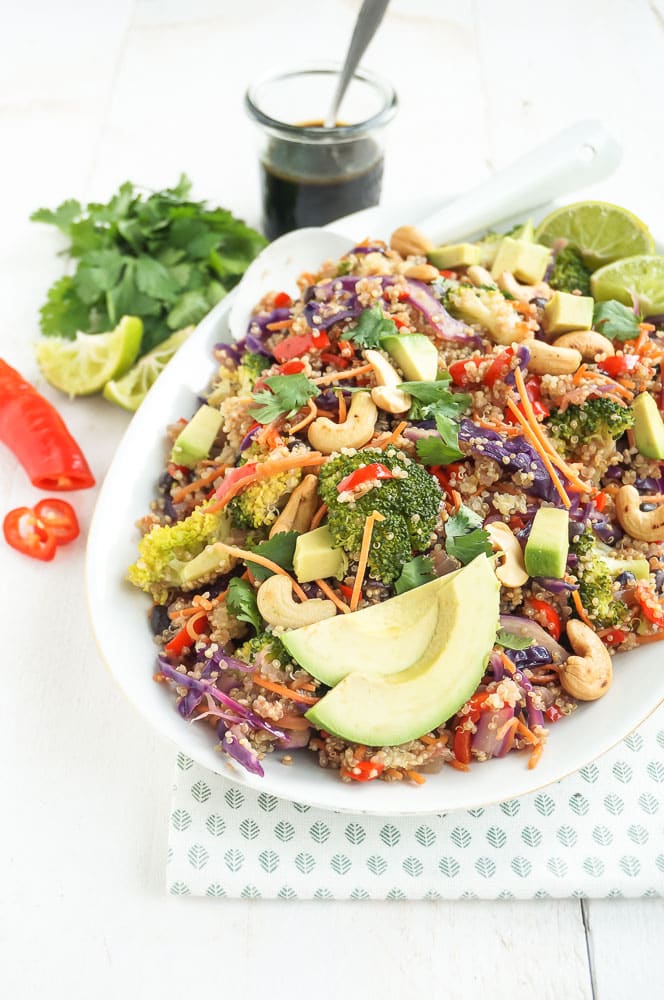 Kleurrijke Thaise quinoa salade, boordevol verse groenten zoals broccoli, paprika, wortel, en limoensap, geserveerd  met een frisse oosterse dressing.