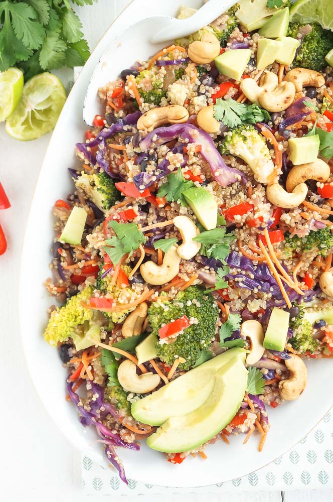 Kleurrijke Thaise quinoa salade, boordevol verse groenten zoals broccoli, paprika, wortel, en limoensap, geserveerd  met een frisse oosterse dressing.