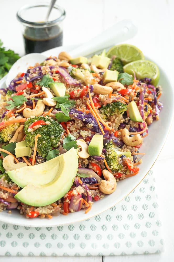 Kleurrijke Thaise quinoa salade, boordevol verse groenten zoals broccoli, paprika, wortel, en limoensap, geserveerd  met een frisse oosterse dressing.