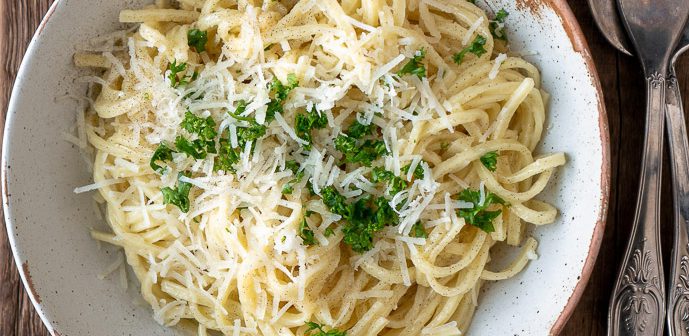 Spaghetti cacio e pepe - Mind Your Feed