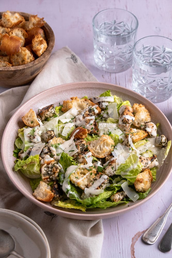 Proef de typische smaak van een klassieke Caesar salade: malsee kip, knapperige sla, Parmezaanse kaas en een verrukkelijke dressing. Recept voor makkelijke maaltijdsalade.