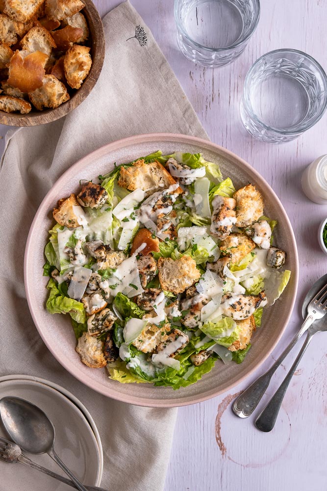 Proef de typische smaak van een klassieke Caesar salade: malsee kip, knapperige sla, Parmezaanse kaas en een verrukkelijke dressing. Recept voor makkelijke maaltijdsalade.