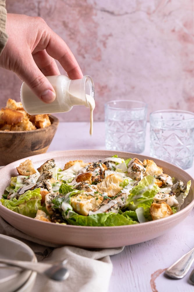 Proef de typische smaak van een klassieke Caesar salade: malsee kip, knapperige sla, Parmezaanse kaas en een verrukkelijke dressing. Recept voor makkelijke maaltijdsalade.