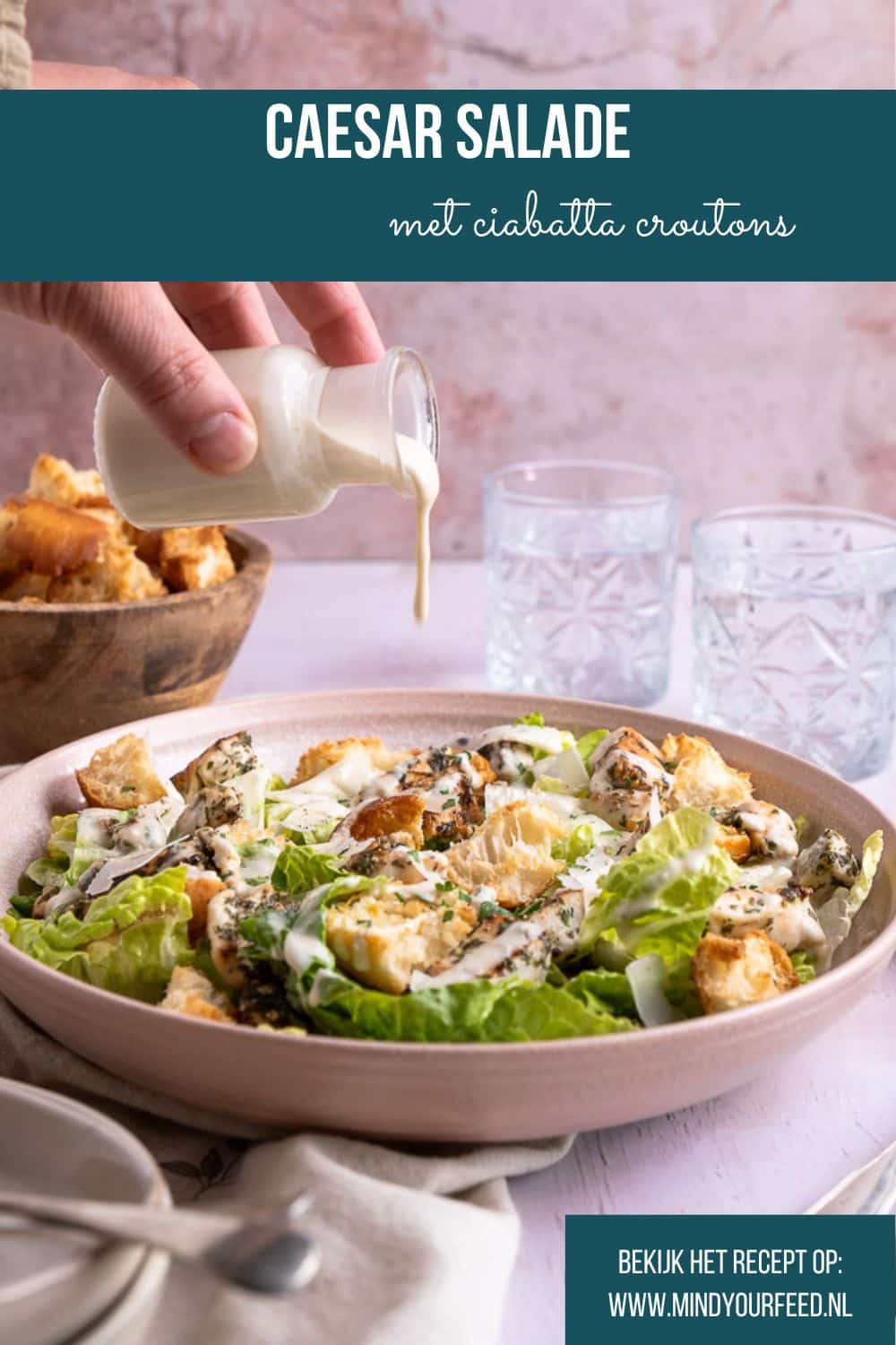 Proef de typische smaak van een klassieke Caesar salade: malsee kip, knapperige sla, Parmezaanse kaas en een verrukkelijke dressing. Recept voor makkelijke maaltijdsalade.