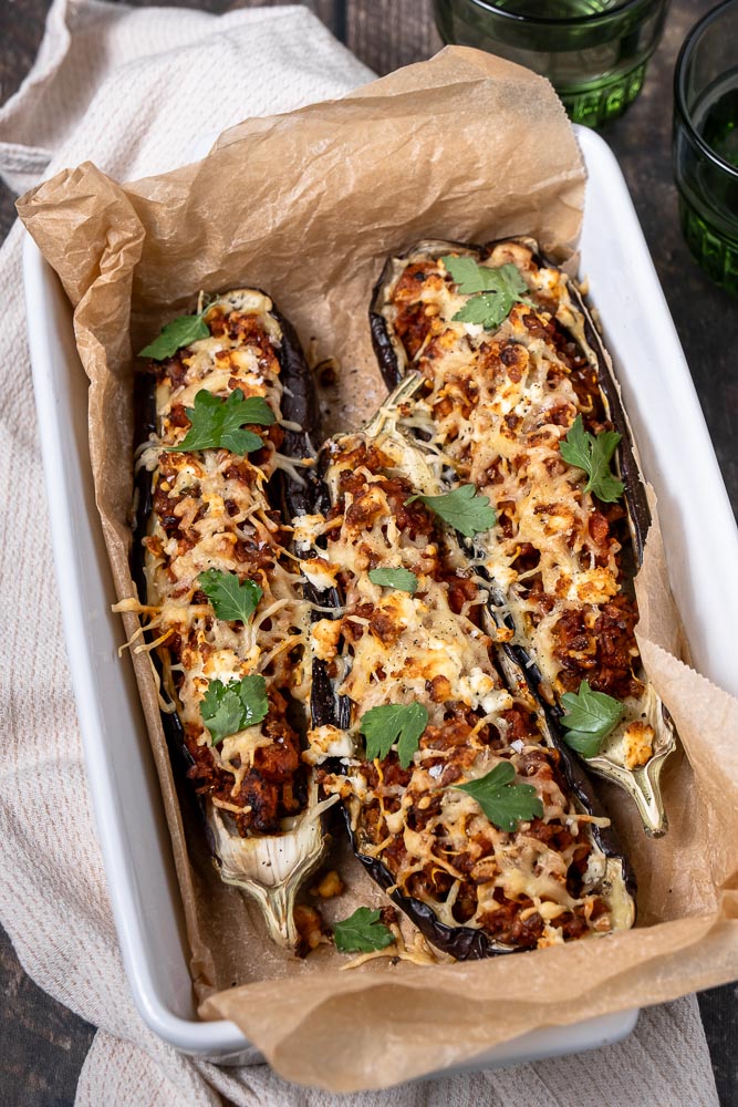 Gevulde aubergine, aubergine gevuld met zoete aardappel, rijst en linzen in een kruidige tomatensaus. Dit is een heerlijk vegetarisch zomer gerecht bomvol smaak! De aubergine rooster je in de oven of op de BBQ en vul je daarna met lekker veel groenten. Even aftoppen met verkruimelde feta en wat geraspte kaas en je hebt een heerlijk recept voor gevulde aubergine!