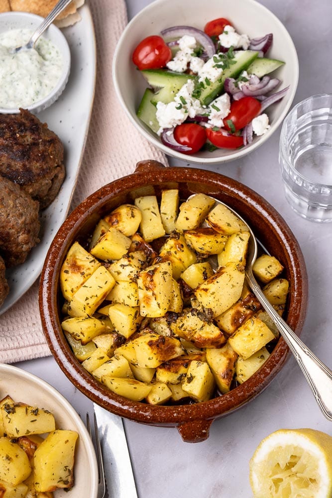 Griekse citroen aardappels, een heerlijk bijgerecht van krokante aardappels boordevol smaak! Deze zomer duik ik in de Griekse keuken, een heerlijke Mediterrane keuken boordevol pure smaken en de lekkerste gerechten waar ik heel graag mee aan de slag wilde gaan. Dit recept voor citroen aardappeltjes is een traditioneel bijgerecht en zo ontzettend lekker!