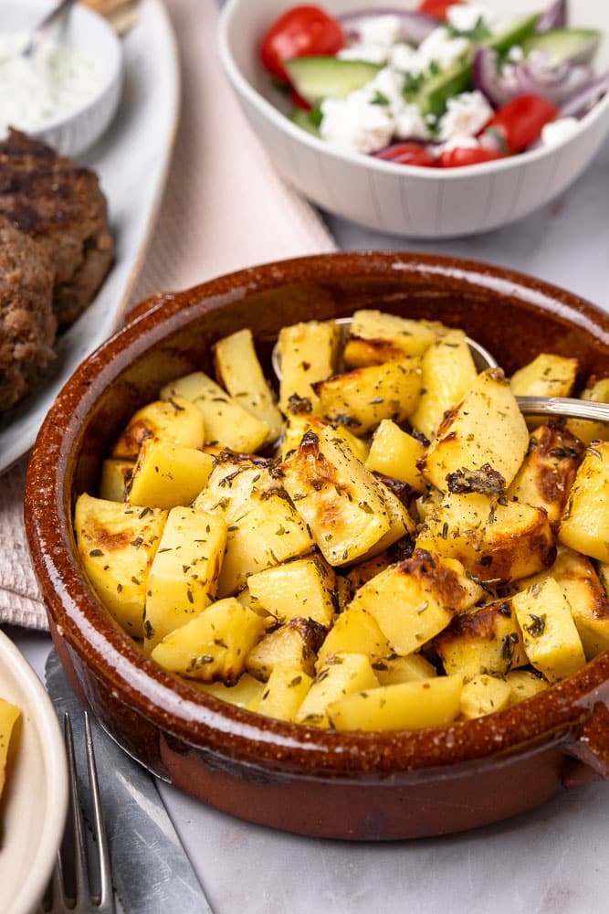 Griekse citroen aardappels, een heerlijk bijgerecht van krokante aardappels boordevol smaak! Deze zomer duik ik in de Griekse keuken, een heerlijke Mediterrane keuken boordevol pure smaken en de lekkerste gerechten waar ik heel graag mee aan de slag wilde gaan. Dit recept voor citroen aardappeltjes is een traditioneel bijgerecht en zo ontzettend lekker!