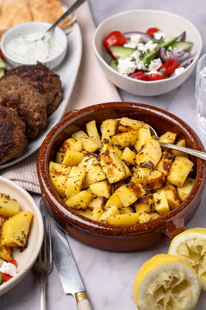 Griekse citroen aardappels, een heerlijk bijgerecht van krokante aardappels boordevol smaak! Deze zomer duik ik in de Griekse keuken, een heerlijke Mediterrane keuken boordevol pure smaken en de lekkerste gerechten waar ik heel graag mee aan de slag wilde gaan. Dit recept voor citroen aardappeltjes is een traditioneel bijgerecht en zo ontzettend lekker!