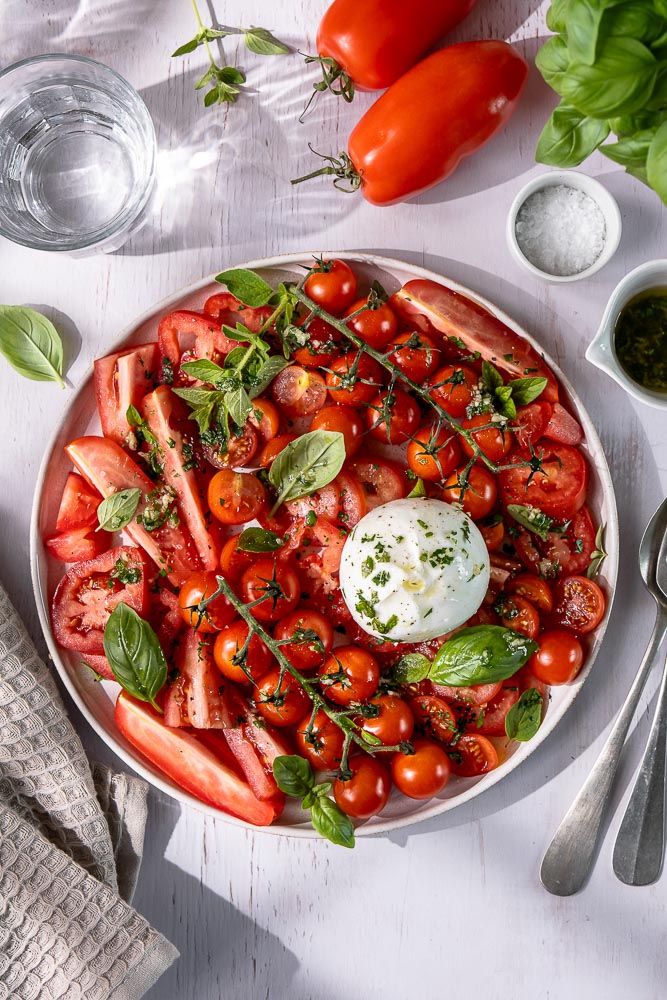 Tomatensalade met burrata. Een recept voor frisse, gezonde, zomerse salade met smaakvolle tomaten, een Italiaanse dressing en romige burrata.