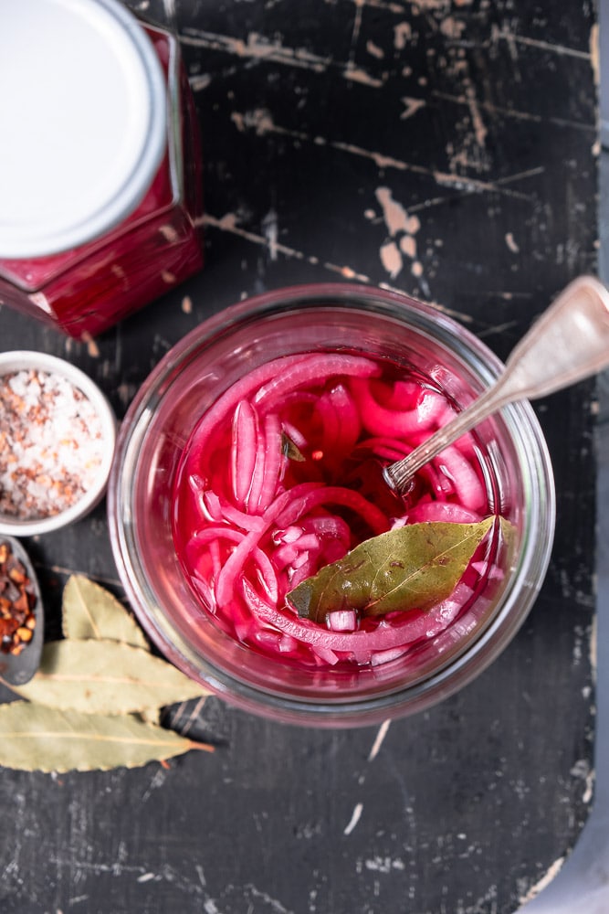 Maak zelf zoetzure rode ui met dit eenvoudige recept. Perfect voor een extra touch aan salades, broodjes en Mexicaanse gerechten.