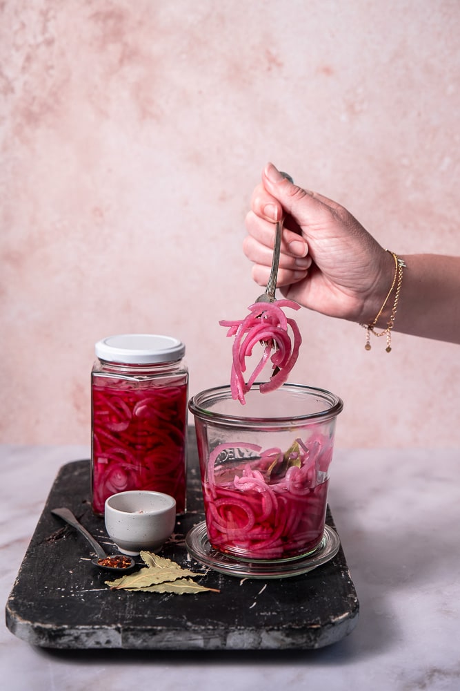 Maak zelf zoetzure rode ui met dit eenvoudige recept. Perfect voor een extra touch aan salades, broodjes en Mexicaanse gerechten.