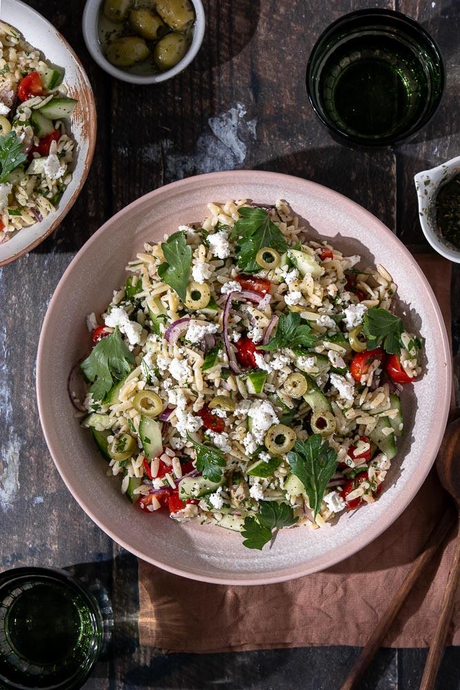 Frisse Griekse orzo salade met feta, olijven, tomaat en komkommer. Ontdek de heerlijke smaken van een Griekse orzo salade, een frisse en gezonde keuze voor elke maaltijd. Perfect als bijgerecht of hoofdgerecht met ingrediënten zoals feta, olijven, tomaat en komkommer. Ideaal voor zomerse dagen!