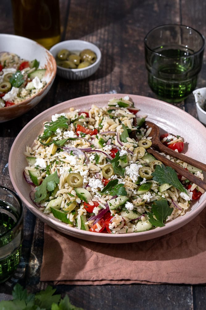 Ingrediënten voor Griekse orzo salade: orzo, feta, olijven, tomaat, komkommer. Ontdek de heerlijke smaken van een Griekse orzo salade, een frisse en gezonde keuze voor elke maaltijd. Perfect als bijgerecht of hoofdgerecht met ingrediënten zoals feta, olijven, tomaat en komkommer. Ideaal voor zomerse dagen!