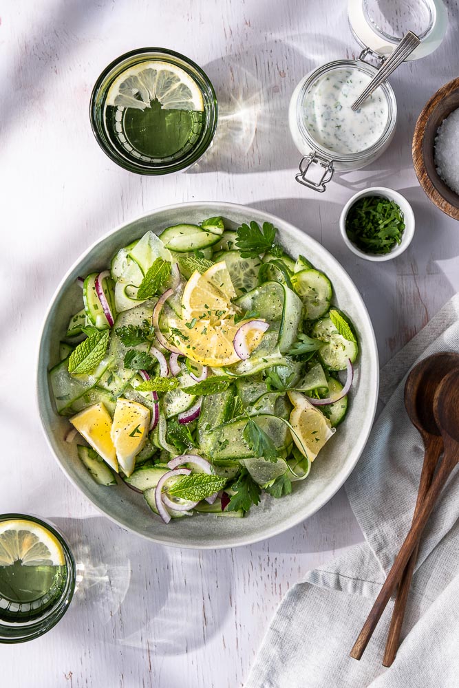 Ontdek dit eenvoudige en frisse komkommersalade recept met Griekse yoghurt dressing en verse kruiden. Perfect als bijgerecht voor de BBQ, avondmaaltijd of picknick. Maak deze heerlijke komkommer salade snel en geniet van de zomer!