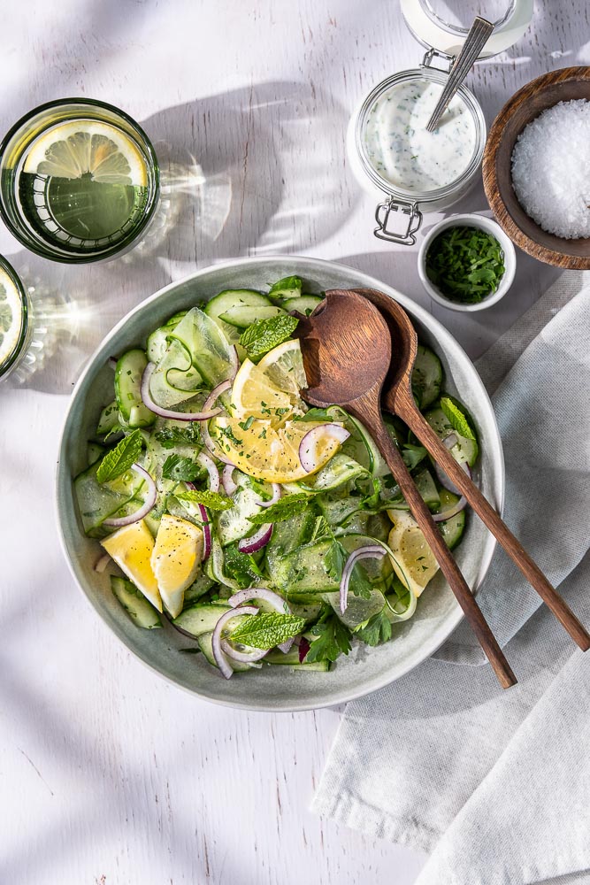 Ontdek dit eenvoudige en frisse komkommersalade recept met Griekse yoghurt dressing en verse kruiden. Perfect als bijgerecht voor de BBQ, avondmaaltijd of picknick. Maak deze heerlijke komkommer salade snel en geniet van de zomer!