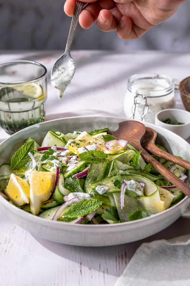 Ontdek dit eenvoudige en frisse komkommersalade recept met Griekse yoghurt dressing en verse kruiden. Perfect als bijgerecht voor de BBQ, avondmaaltijd of picknick. Maak deze heerlijke komkommer salade snel en geniet van de zomer!