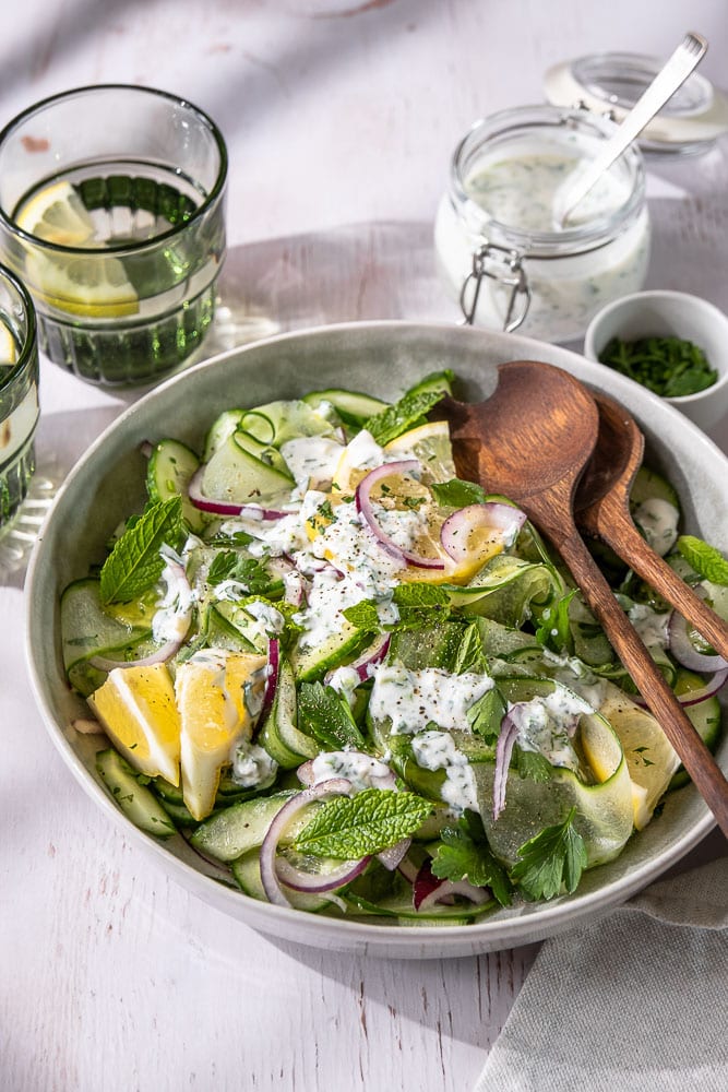 Ontdek dit eenvoudige en frisse komkommersalade recept met Griekse yoghurt dressing en verse kruiden. Perfect als bijgerecht voor de BBQ, avondmaaltijd of picknick. Maak deze heerlijke komkommer salade snel en geniet van de zomer!