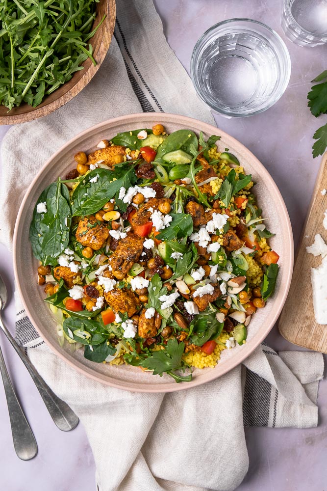 Ontdek dit heerlijke recept voor salade met Marokkaanse kip en couscous. Een rijkgevulde maaltijdsalade met verse spinazie, kikkererwten, feta, en Marokkaanse kruiden. Perfect voor zonnige dagen en eenvoudig te bereiden!