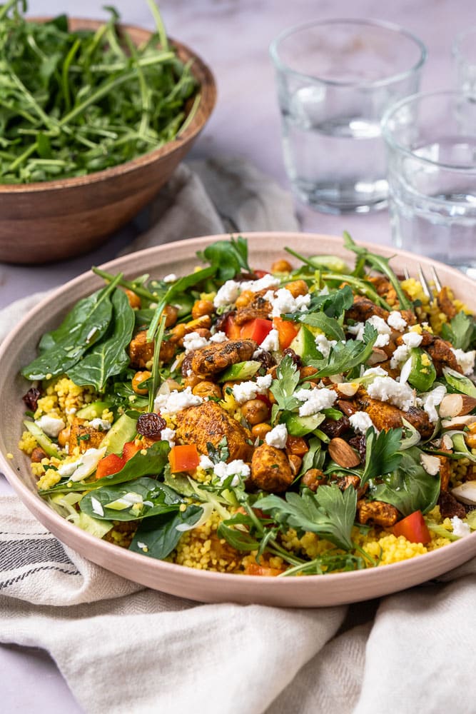 Ontdek dit heerlijke recept voor salade met Marokkaanse kip en couscous. Een rijkgevulde maaltijdsalade met verse spinazie, kikkererwten, feta, en Marokkaanse kruiden. Perfect voor zonnige dagen en eenvoudig te bereiden!