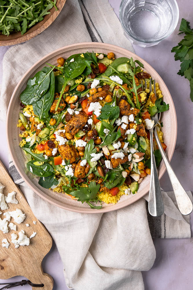 Ontdek dit heerlijke recept voor salade met Marokkaanse kip en couscous. Een rijkgevulde maaltijdsalade met verse spinazie, kikkererwten, feta, en Marokkaanse kruiden. Perfect voor zonnige dagen en eenvoudig te bereiden!