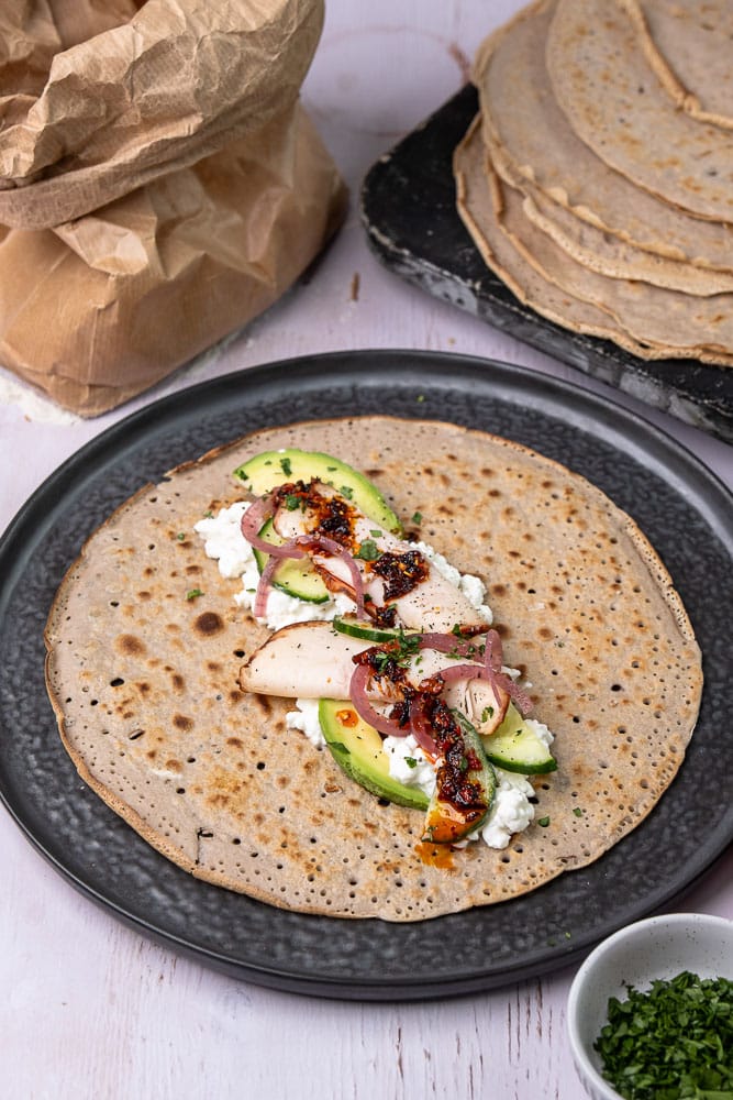 Recept voor zelfgemaakte glutenvrije boekweit wraps met slechts 3 ingrediënten, gemaakt met boekweitmeel, plantaardige melk en eieren, een glutenvrije en voedzame optie voor lunch of diner.