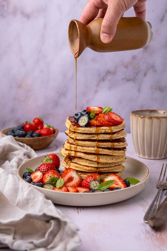 Recept voor gezonde cottage cheese pannenkoeken, gemaakt van havermout, eieren en cottage cheese, geserveerd met vers fruit als topping voor een eiwitrijk ontbijt of lunch.