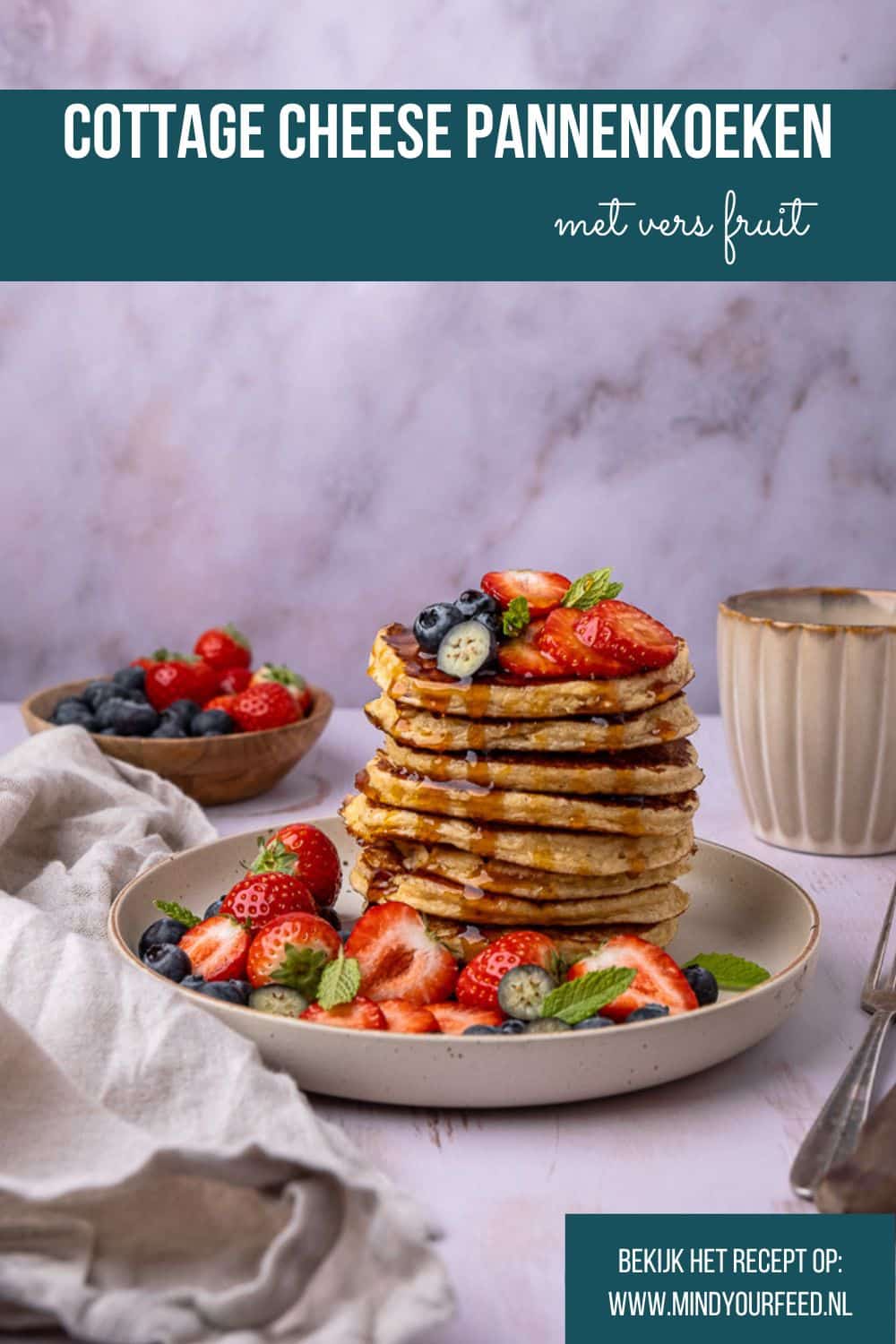 Recept voor gezonde cottage cheese pannenkoeken, gemaakt van havermout, eieren en cottage cheese, geserveerd met vers fruit als topping voor een eiwitrijk ontbijt of lunch.