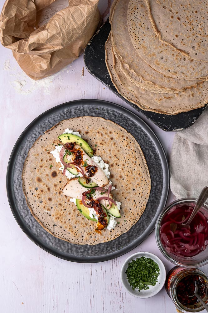 Gezonde lunch wraps gevuld met gerookte kipfilet, avocado en cottage cheese, op een glutenvrije boekweit wrap. Perfect voor meal prepping en een gezonde lunch voor onderweg.