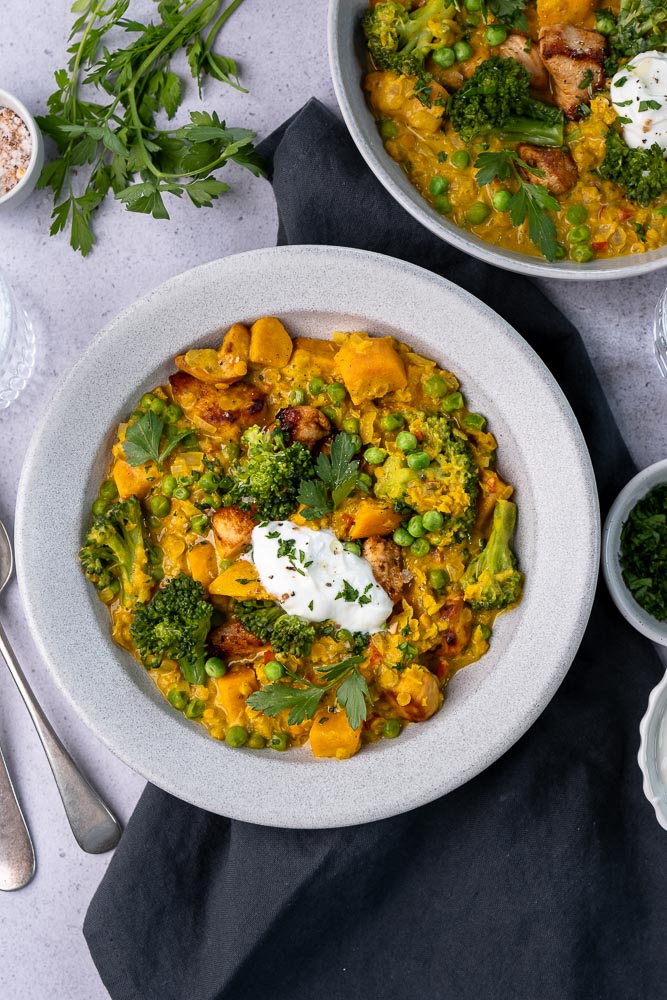 Een heerlijke zelfgemaakte curry met kip en zoete aardappel, linzen, broccoli en een romige saus van kokosmelk, perfect voor een voedzaam en smaakvol recept.