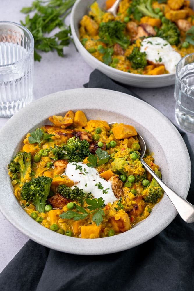 Een heerlijke zelfgemaakte curry met kip en zoete aardappel, linzen, broccoli en een romige saus van kokosmelk, perfect voor een voedzaam en smaakvol recept.