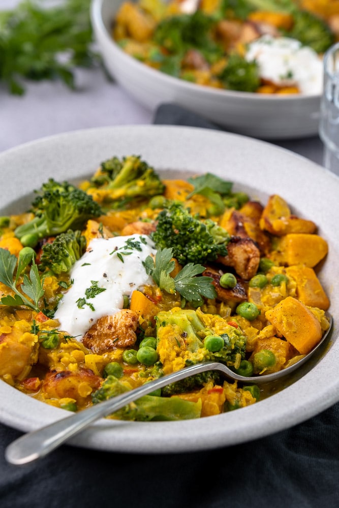 Een heerlijke zelfgemaakte curry met kip en zoete aardappel, linzen, broccoli en een romige saus van kokosmelk, perfect voor een voedzaam en smaakvol recept.