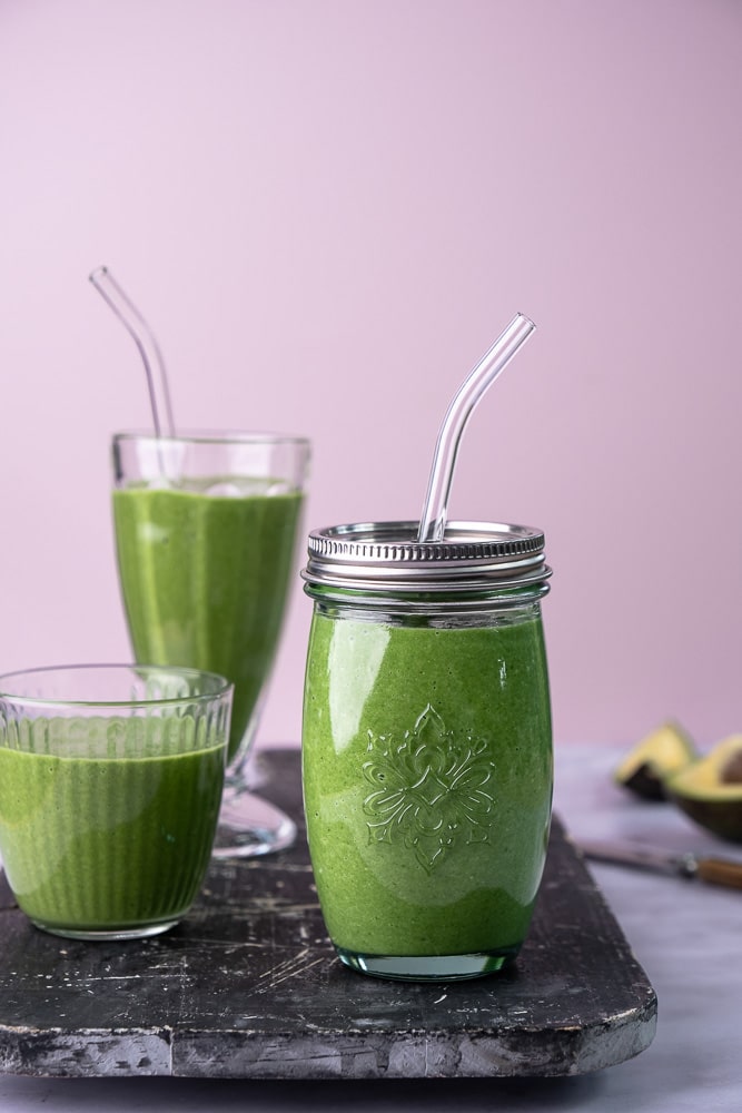 Groene ontbijt smoothie met spinazie, banaan, avocado en chiazaad, een voedzaam en makkelijk recept voor een gezonde start van de dag.