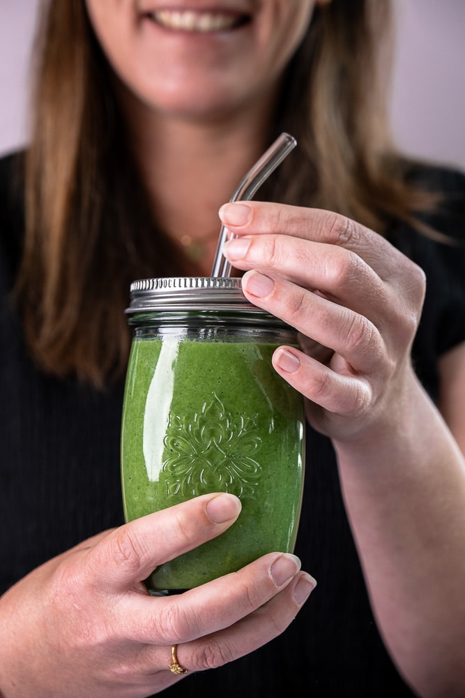 Groene ontbijt smoothie met spinazie, banaan, avocado en chiazaad, een voedzaam en makkelijk recept voor een gezonde start van de dag.