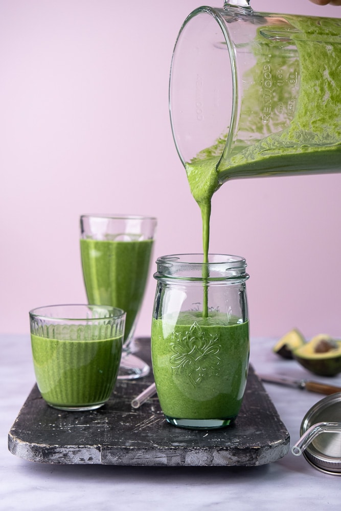 Groene ontbijt smoothie met spinazie, banaan, avocado en chiazaad, een voedzaam en makkelijk recept voor een gezonde start van de dag.