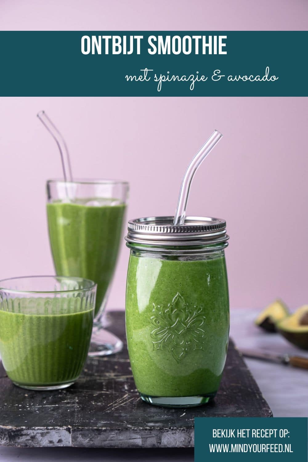 Groene ontbijt smoothie met spinazie, banaan, avocado en chiazaad, een voedzaam en makkelijk recept voor een gezonde start van de dag.