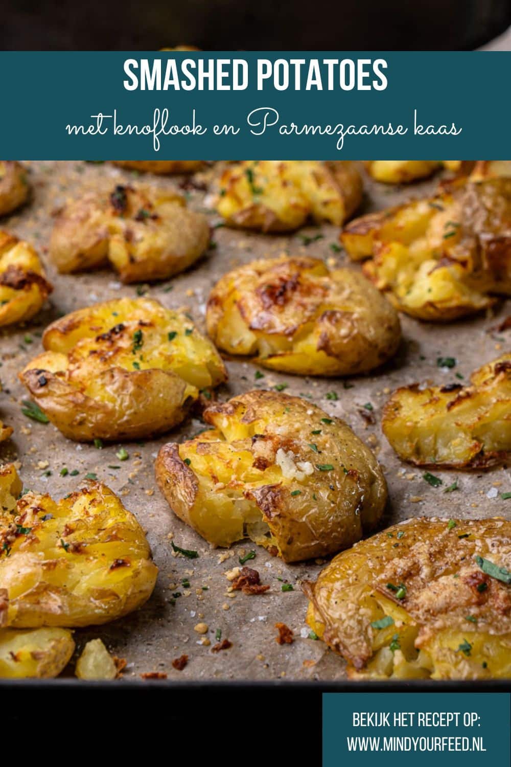 Krokante smashed potatoes uit de oven met een topping van knoflookboter en Parmezaanse kaas, bijgerecht van krokante aardappels uit de oven, feestelijk bijgerecht, Kerst, Pasen, knapperige aardappel uit de oven.