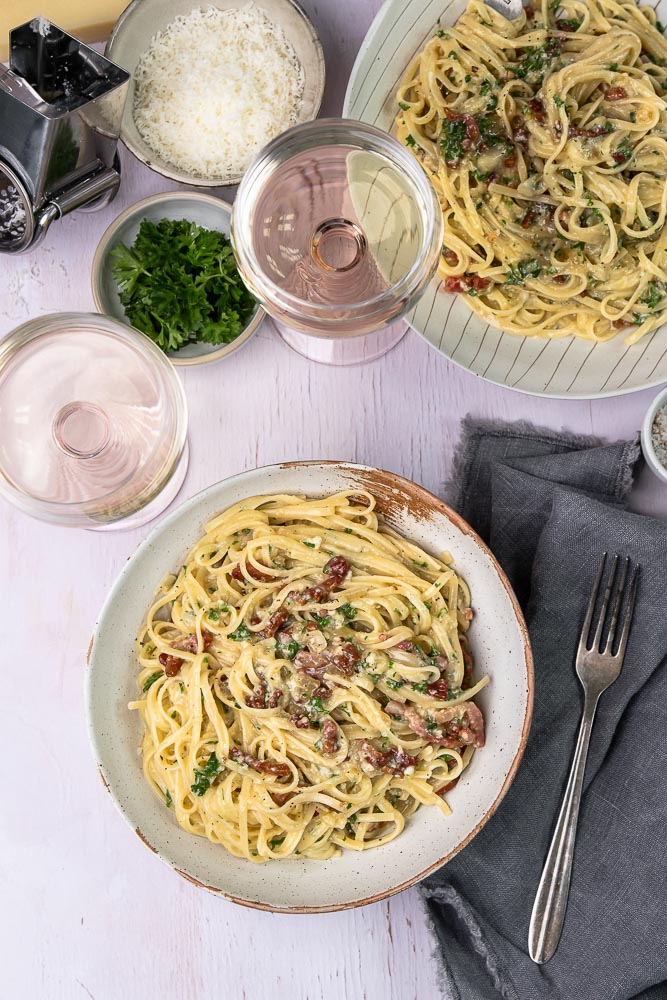 Authentieke spaghetti carbonara met spek, ei en Parmezaanse kaas – een traditioneel Italiaans recept zonder room, voor een romige saus gemaakt met pure ingrediënten.