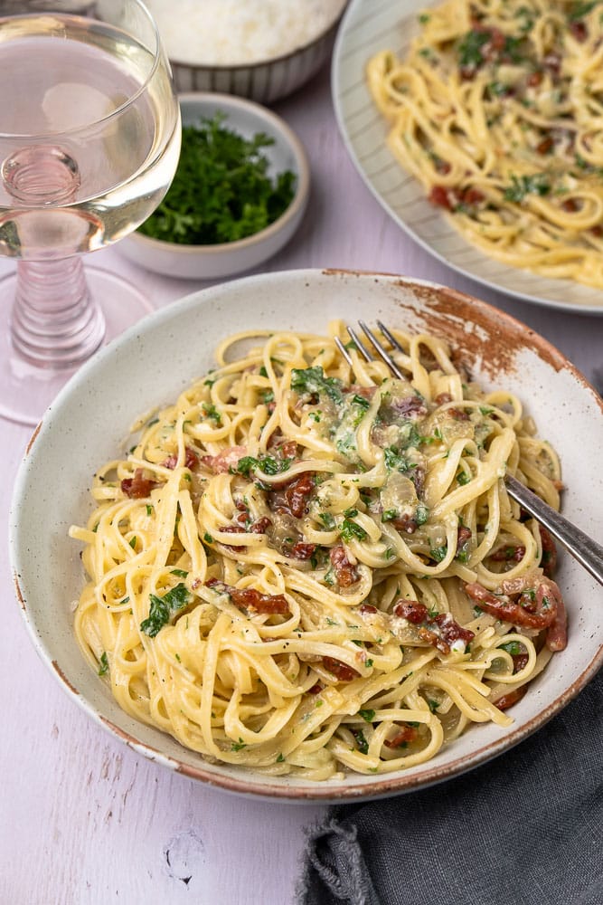 Authentieke spaghetti carbonara met spek, ei en Parmezaanse kaas – een traditioneel Italiaans recept zonder room, voor een romige saus gemaakt met pure ingrediënten.