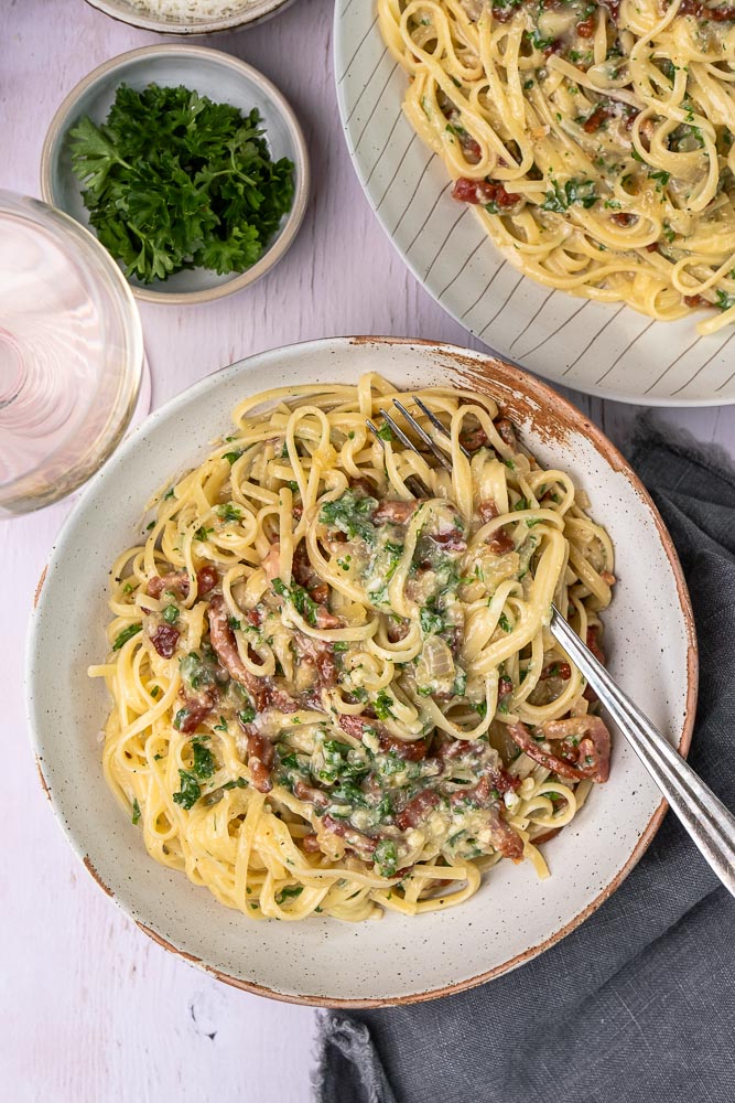 Authentieke spaghetti carbonara met spek, ei en Parmezaanse kaas – een traditioneel Italiaans recept zonder room, voor een romige saus gemaakt met pure ingrediënten.