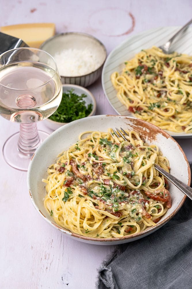 Authentieke spaghetti carbonara met spek, ei en Parmezaanse kaas – een traditioneel Italiaans recept zonder room, voor een romige saus gemaakt met pure ingrediënten.