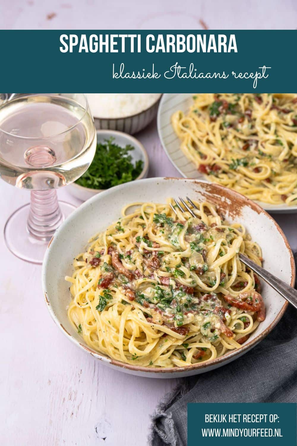 Authentieke spaghetti carbonara met spek, ei en Parmezaanse kaas – een traditioneel Italiaans recept zonder room, voor een romige saus gemaakt met pure ingrediënten.