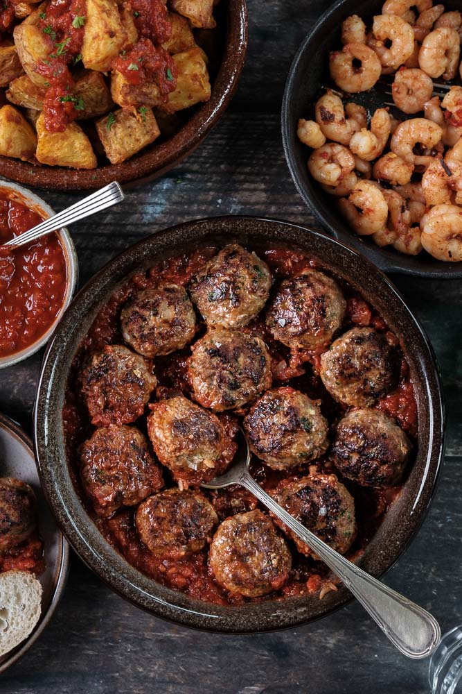 Albondigas, Spaanse gehaktballetjes in tomatensaus, albondigas recept, gehaktballetjes geserveerd als tapasgerecht voor bij de borrel.