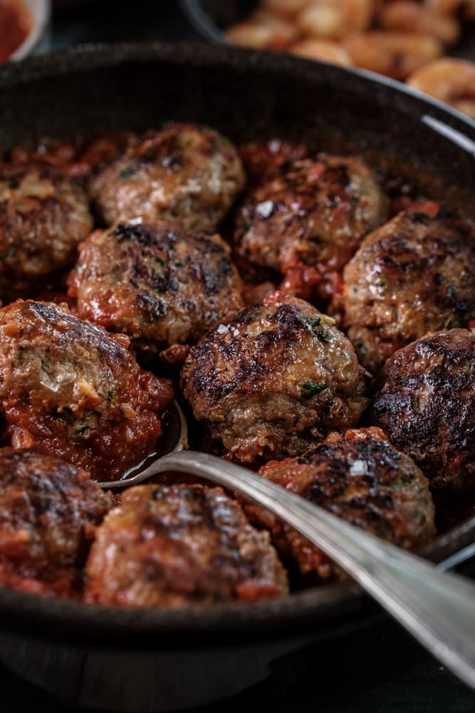 Albondigas, Spaanse gehaktballetjes in tomatensaus, albondigas recept, gehaktballetjes geserveerd als tapasgerecht voor bij de borrel.