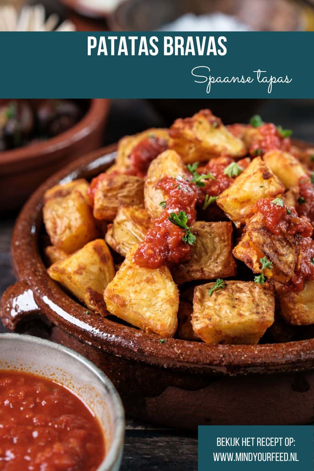 Makkelijk recept voor Patatas bravas: knapperige Spaanse aardappeltjes uit de oven met een pittige bravas saus, geserveerd als klassiek tapas gerecht.